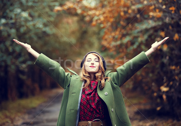 Stijl meisje mooie najaar steegje Stockfoto © Massonforstock