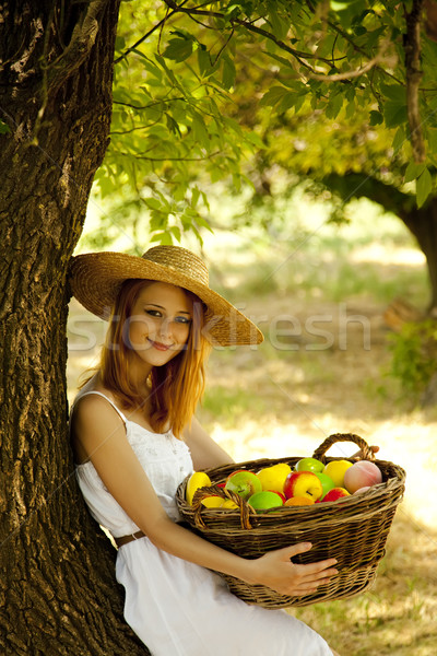 Imagine de stoc: Frumos · fată · fructe · coş · grădină
