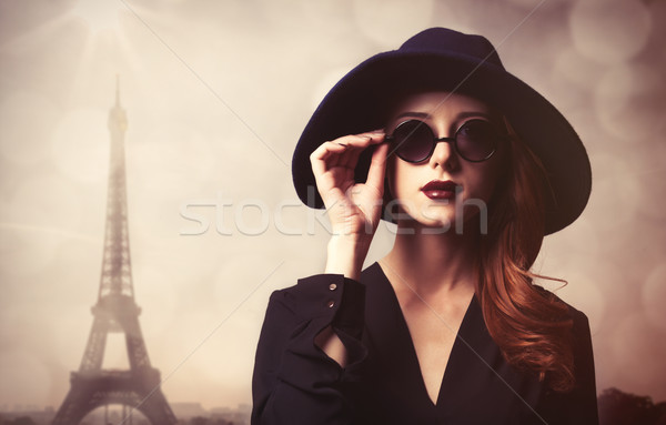 Foto stock: Estilo · mulheres · óculos · de · sol · Torre · Eiffel · mão