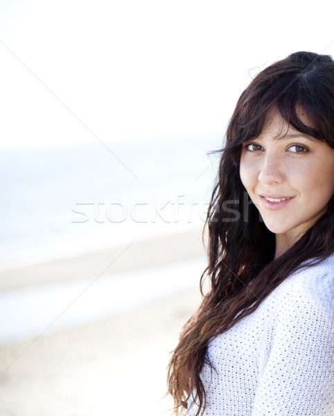 Mooie jonge vrouw permanente strand meisje model Stockfoto © Massonforstock