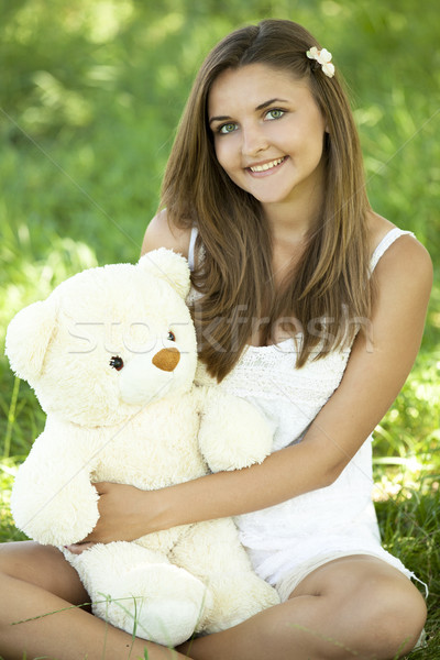 Piękna teen girl miś parku zielona trawa dziewczyna Zdjęcia stock © Massonforstock
