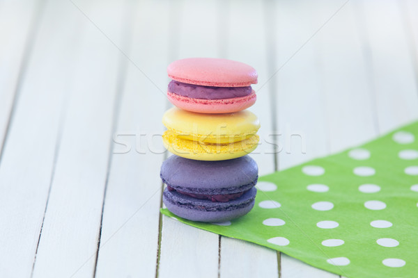 Macarons şerveţel trei masa de lemn textură Imagine de stoc © Massonforstock