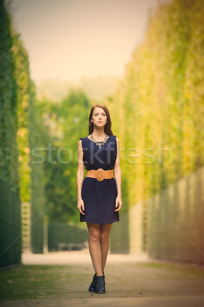 Belle jeune femme permanent parc plein [[stock_photo]] © Massonforstock