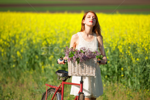 Fată bicicletă primăvară rutier fericit Imagine de stoc © Massonforstock