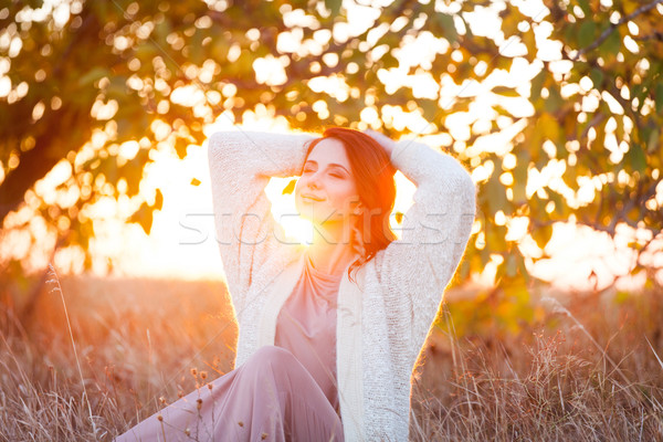 Nő fehér blézer ősz idő szabadtér Stock fotó © Massonforstock