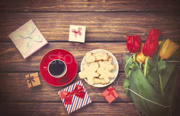 Ceaşcă cafea cadou in jurul flori masa de lemn Imagine de stoc © Massonforstock