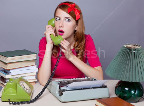 Fotografie frumos tineri secretar vorbesc telefon Imagine de stoc © Massonforstock