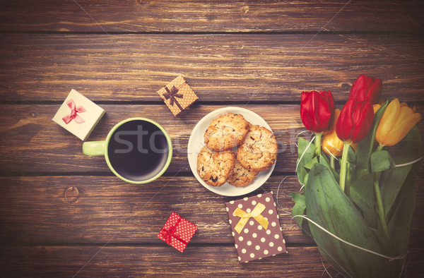 Copo café bolinhos presentes tulipas mesa de madeira Foto stock © Massonforstock