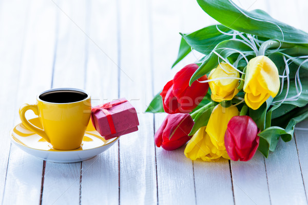 Köteg tulipánok csésze kávé ajándék csodálatos Stock fotó © Massonforstock