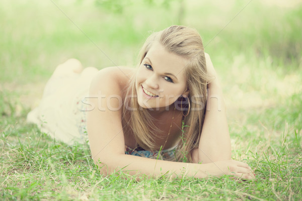 [[stock_photo]]: Adolescente · parc · fille · sourire · mode · nature