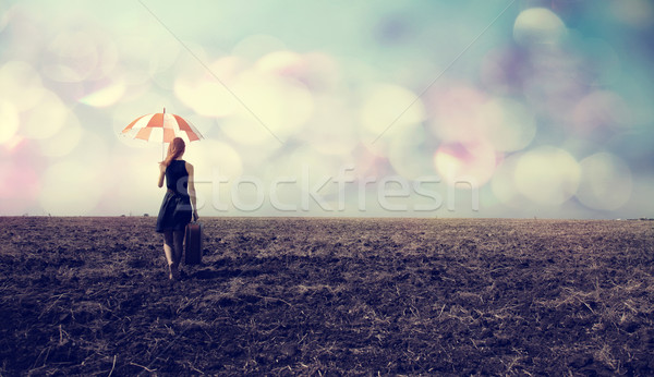 [[stock_photo]]: Fille · parapluie · valise · venteux · domaine