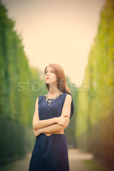 Belle jeune femme permanent parc plein [[stock_photo]] © Massonforstock