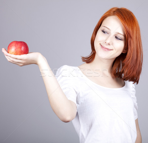 ストックフォト: 少女 · 赤いリンゴ · 手 · 食品 · 笑顔 · 女性