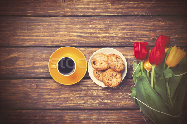 Fincan kahve kurabiye lale ahşap masa fotoğraf Stok fotoğraf © Massonforstock