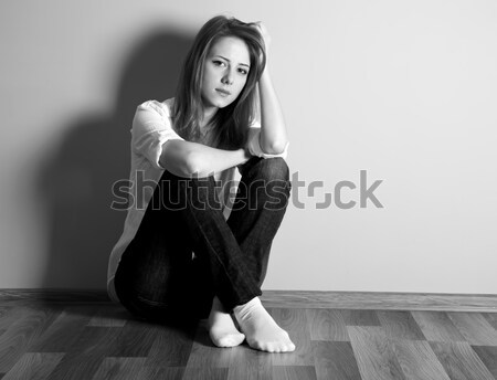 Esegui il download di questa immagine stock: Ritratto di teen-girl in piedi vicino vintage recinto rurale, in bianco e nero photo.