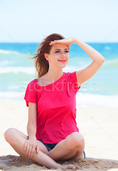 Funny teen girl posiedzenia piasku plaży rodziny Zdjęcia stock © Massonforstock