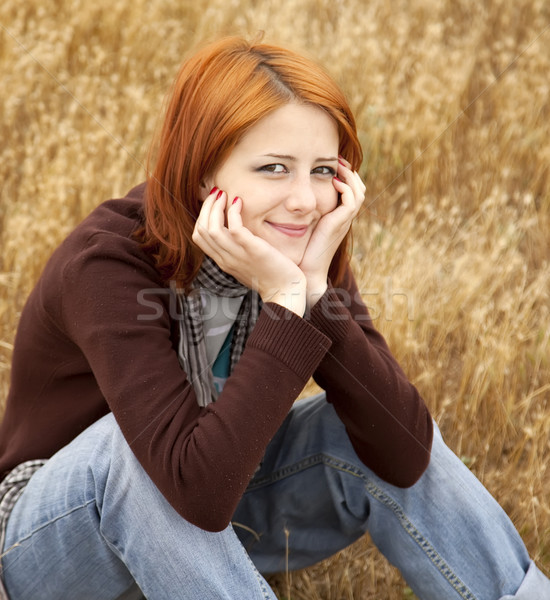 商業照片: 美麗 · 女孩 · 坐在 · 黃色 · 秋天 · 草