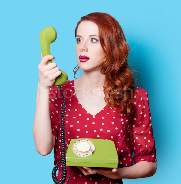 Stock foto: Mädchen · roten · Kleid · grünen · wählen · Telefon · überrascht