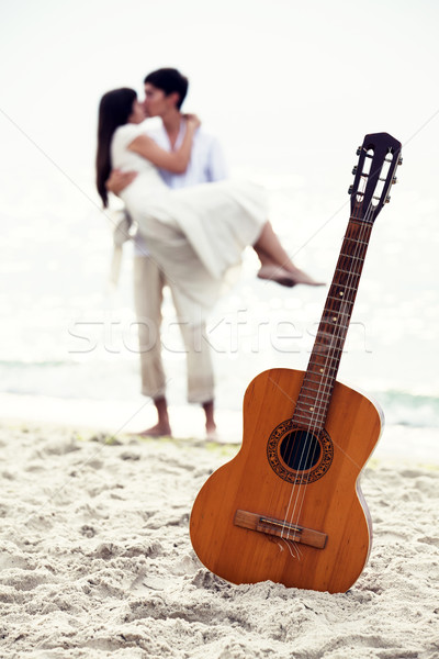 Paar Küssen Strand Gitarre Musik Lächeln Stock foto © Massonforstock