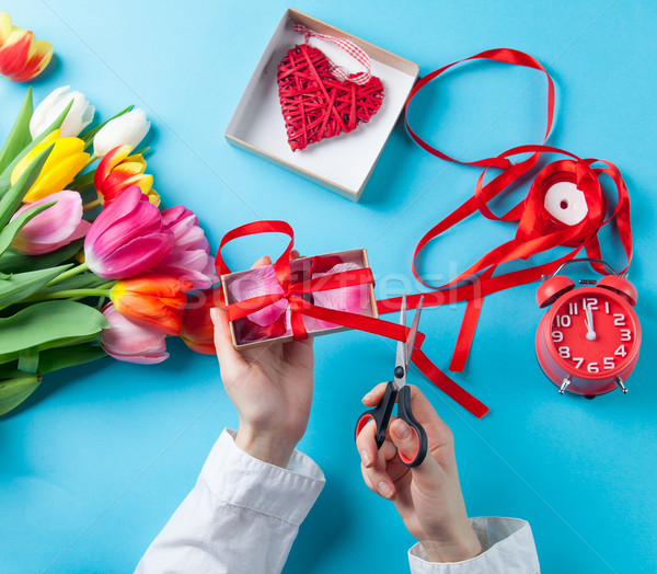 Stock fotó: Női · kezek · tart · ajándék · csomagolás · tulipán