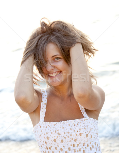 Stockfoto: Mooie · jonge · vrouw · permanente · strand · meisje · glimlach
