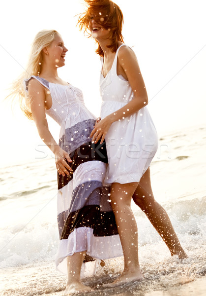 Twee mooie jonge vriendinnen strand zonsopgang Stockfoto © Massonforstock