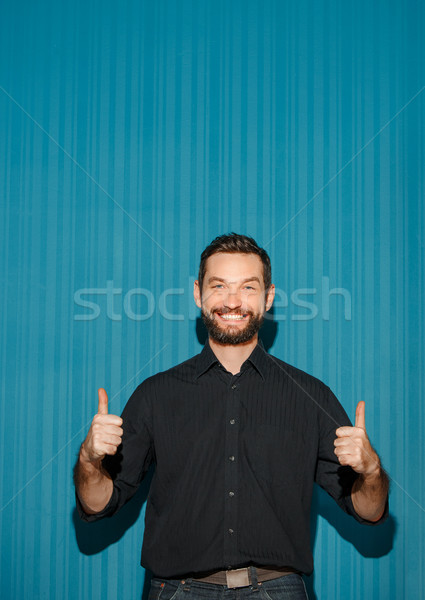 Portret młody człowiek szczęśliwy wyraz twarzy Zdjęcia stock © master1305