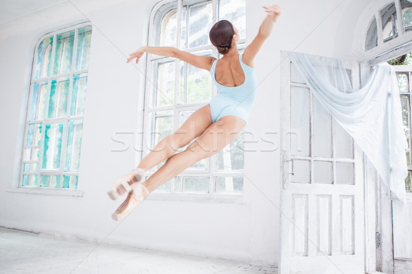 Foto stock: Jovem · moderno · bailarino · saltando · branco · voador