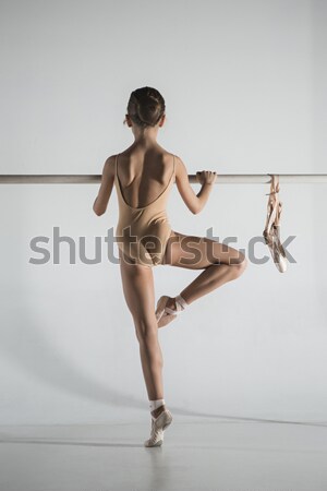 Fiatal gyönyörű modern stílusú táncos pózol stúdió Stock fotó © master1305