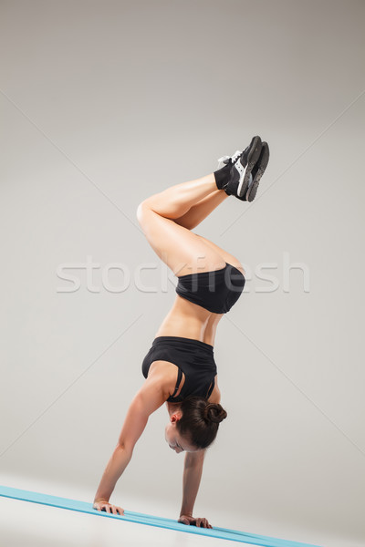 Foto stock: Belo · menina · em · pé · acrobata · pose