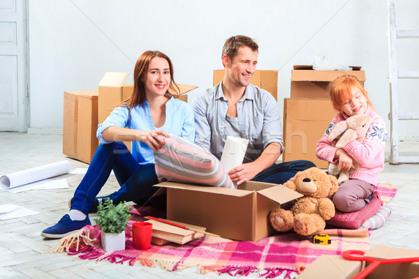 Stockfoto: Gelukkig · gezin · reparatie · familie · accommodatie · dozen · huis