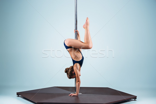 Fort gracieux jeune fille acrobatique sport [[stock_photo]] © master1305