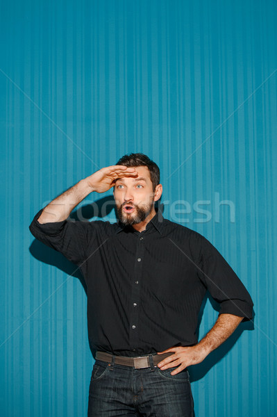 Portret młody człowiek wyraz twarzy niebieski studio sukces Zdjęcia stock © master1305