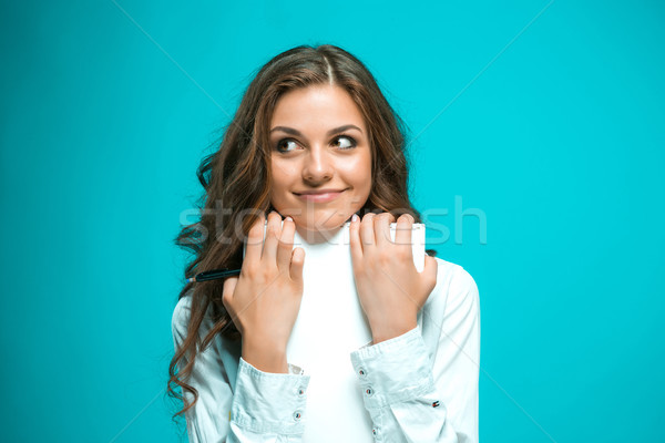 Foto stock: Sonriendo · jóvenes · mujer · de · negocios · pluma · tableta · notas