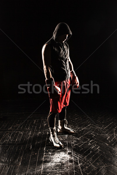 Tânăr kickboxing tineri masculin atlet în picioare Imagine de stoc © master1305