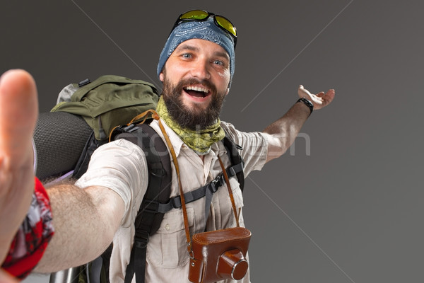 Foto stock: Retrato · sonriendo · masculina · turísticos · mochila · cámara