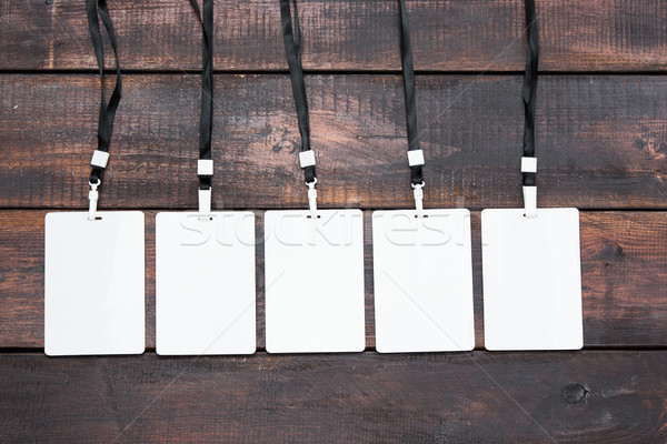 Cinco tarjeta insignias cuerdas mesa de madera tarjetas Foto stock © master1305