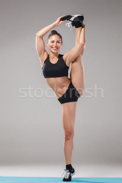 Gyönyörű sportos lány áll akrobata póz Stock fotó © master1305