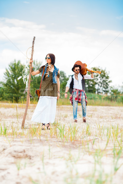 Foto stock: Hombre · mujer · los · hipsters · cielo · azul · guitarra · moda