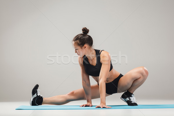 Belle fille permanent acrobat posent [[stock_photo]] © master1305