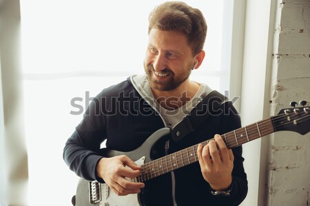 Portret gitarist opwindend muziek grijs man Stockfoto © master1305
