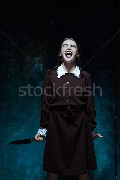 肖像 年輕的女孩 校服 兇手 刀 商業照片 © master1305