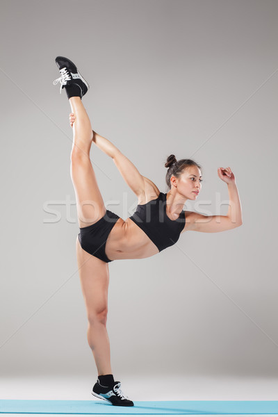 Gyönyörű sportos lány áll akrobata póz Stock fotó © master1305