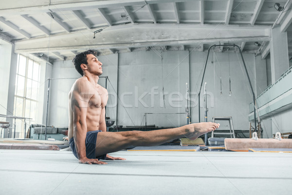 Kafkas adam jimnastik akrobasi spor salonu Stok fotoğraf © master1305
