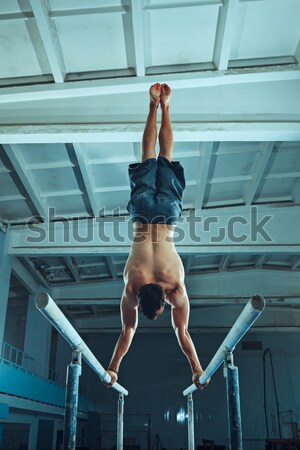 Maschio ginnasta handstand parallelo bar Foto d'archivio © master1305
