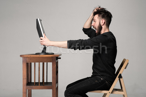 Vicces őrült férfi számítógéphasználat szürke kéz Stock fotó © master1305