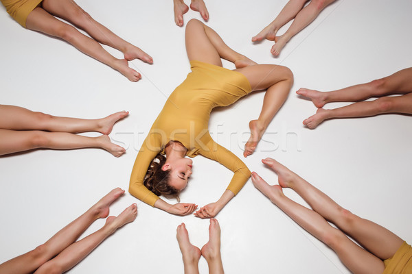 Grupy nowoczesne balet tancerzy piętrze stwarzające Zdjęcia stock © master1305