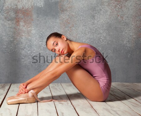 年輕 芭蕾舞演員 坐在 藍色 穿衣 商業照片 © master1305