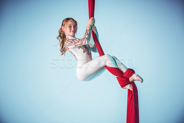 Elegante gimnasta realizar aéreo ejercicio rojo Foto stock © master1305