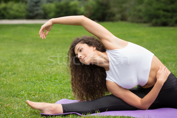 Mujer bonita yoga aire libre parque hierba verde mujer Foto stock © master1305